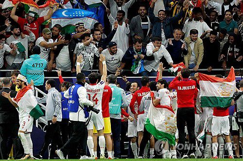 팬들과 승리 기쁨 만끽하는 타지키스탄 선수들[AFP=연합뉴스]