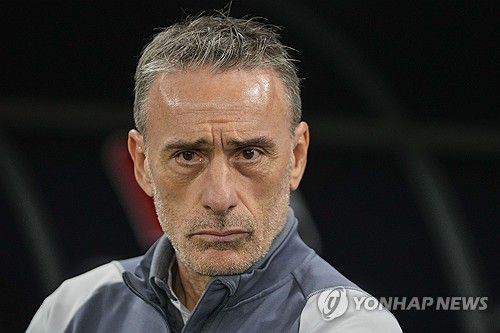 안 풀리는 벤투 감독[AP=연합뉴스]