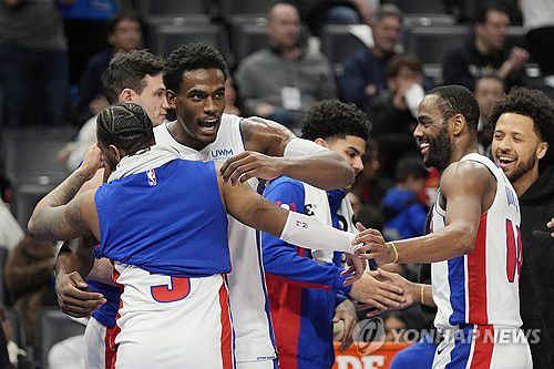 경기 끝나고 기뻐하는 제일런 듀런 등 디트로이트 선수들[AP=연합뉴스]