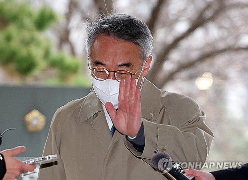 임종헌 전 법원행정처 차장, 질문은 거절(서울=연합뉴스) 신현우 기자 = '사법행정권 남용' 의혹으로 재판에 넘겨진 임종헌 전 법원행정처 차장이 27일 오전 서초구 서울중앙지방법원에서 열린 1심 결심 공판에 출석하며 취재진이 질문하자 손을 들어 올리고 있다. 2023.11.27 [공동취재] nowwego@yna.co.kr