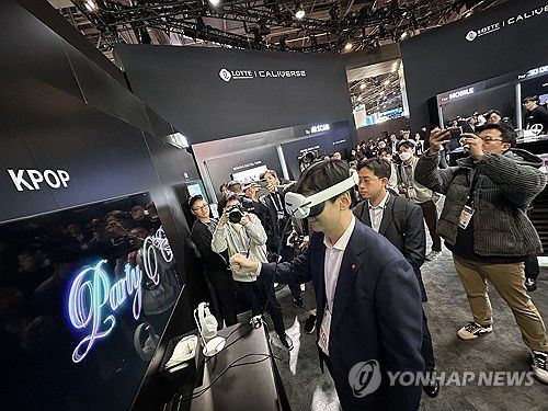 가상현실 체험하는 신유열 롯데지주 전무(라스베이거스=연합뉴스) 오규진 기자 = 신동빈 롯데그룹 회장의 장남인 신유열 롯데지주 미래성장실장이 세계 최대 가전·정보기술(IT) 전시회 CES 2024가 막을 올린 9일(현지시간) 미국 라스베이거스 컨벤션센터(LVCC) 센트럴홀 롯데정보통신 부스를 방문해 메타버스 플랫폼 '칼리버스'를 체험하고 있다. 2024.1.10 acdc@yna.co.kr