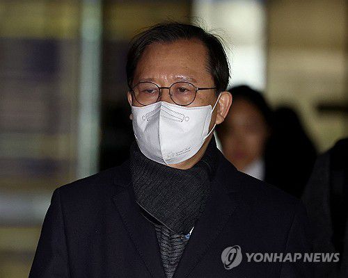 무죄 선고 받은 뒤 법정 나서는 박병대(서울=연합뉴스) 류영석 기자 = 이른바 '사법농단' 재판 1심에서 무죄를 선고받은 박병대 전 대법관이 26일 오후 서울 서초구 서울중앙지법을 나서고 있다. 2024.1.26 ondol@yna.co.kr