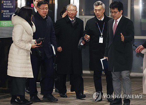 1심서 무죄 받은 양승태 전 대법원장(서울=연합뉴스) 류영석 기자 = 이른바 '사법농단' 재판 1심에서 무죄를 선고받은 양승태 전 대법원장이 26일 오후 서울 서초구 서울중앙지법을 나서고 있다. 2024.1.26 [공동취재] ondol@yna.co.kr