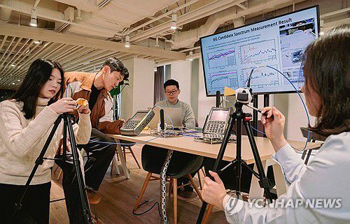 SKT, 6G 실측 및 시뮬레이션으로 주파수·망 구조 연구(서울=연합뉴스) SK텔레콤은 6G 주파수 특성을 고려한 최적의 망 구조를 설계하기 위해 학계와 함께 6G 후보 주파수 대역에 대한 실측 및 시뮬레이션을 진행했다고 30일 밝혔다. 사진은 SK텔레콤과 경북대학교 연구진이 6G 후보 주파수 대역의 경로 손실, 건물 매질 투과 특성, 인체 차단 손실 등 전파특성을 종합적으로 실측하는 모습. 2024.1.30 [SKT 제공. 재판매 및 DB 금지] photo@yna.co.kr