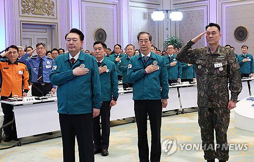 윤석열 대통령, 중앙통합방위회의 주재(서울=연합뉴스) 진성철 기자 = 윤석열 대통령이 31일 청와대 영빈관에서 열린 제57차 중앙통합방위회의에서 한덕수 국무총리, 신원식 국방장관, 김명수 합참의장 등과 함께 국기에 경례하고 있다. 2024.1.31 zjin@yna.co.kr