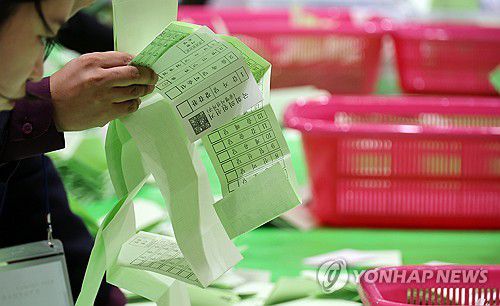 손으로 투표지 확인(대전=연합뉴스) 김준범 기자 = 31일 오후 대전시 중구 부사동 한밭체육관에서 대전시선거관리위원회 관계자들이 오는 4월 열리는 총선을 대비해 모의 개표를 하고 있다. 선관위는 이번 총선 부정 선거 의혹을 사전에 차단하기 위해 개표 과정에서 사람이 투표지를 확인하는 수검표 절차를 도입한다. 2024.1.31 psykims@yna.co.kr