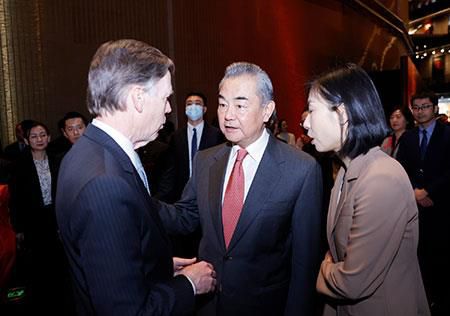 1월 31일 니콜라스 번스 주중 미국대사와 대화하는 왕이 중국 외교부장[중국 외교부 제공. 재판매 및 DB 금지]