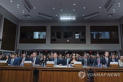 소셜미디어 CEO들의 의회 증언(워싱턴 AP=연합뉴스) 31일(현지시간) 미국 연방 상원 사법위원회가 개최한 온라인상 어린이 안전에 관한 청문회 모습. 2024. 2. 1. photo@yna.co.kr