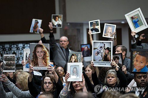 "당신 SNS가 사람 죽인다"(UPI 워싱턴DC=연합뉴스) 31일(현지시간) 미국 연방 상원 사법위원회가 개최한 온라인상 어린이 안전에 관한 청문회에 앞서 소셜미디어로 피해를 본 자녀를 둔 부모들이 피해자들의 사진을 들어보이고 있다. 2024.2.1 photo@yna.co.kr