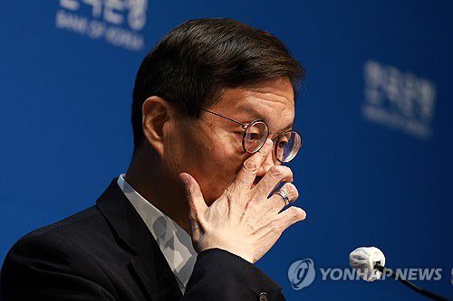 이창용 한은 총재(서울=연합뉴스) 이창용 한국은행 총재가 11일 서울 중구 한국은행에서 열린 금융통화위원회 금리 결정 관련 기자간담회에 참석하고 있다. 2024.1.11 [사진공동취재단] photo@yna.co.kr