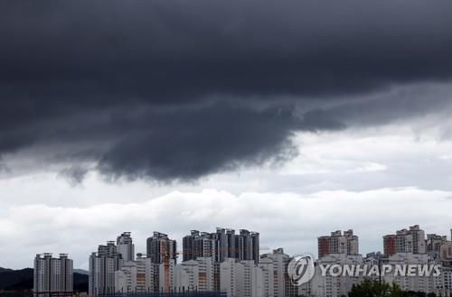 먹구름 낀 청주 도심[연합뉴스 자료사진]