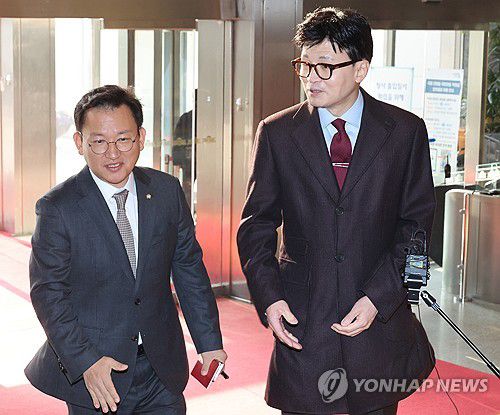 한동훈 비대위원장과 김형동 비서실장(서울=연합뉴스) 한상균 기자 = 국민의힘 한동훈 비상대책위원장이 27일 국회에서 기자들의 질문에 답하고 있다. 왼쪽은 비서실장인 김형동 의원. 2023.12.27 xyz@yna.co.kr