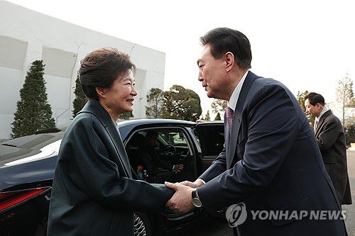박근혜 전 대통령 환송하는 윤석열 대통령(서울=연합뉴스) 진성철 기자 = 윤석열 대통령이 29일 서울 용산구 한남동 대통령 관저에서 박근혜 전 대통령과 오찬을 함께 한 뒤 환송하고 있다. 2023.12.29   [대통령실 제공. 재판매 및 DB 금지] zjin@yna.co.kr