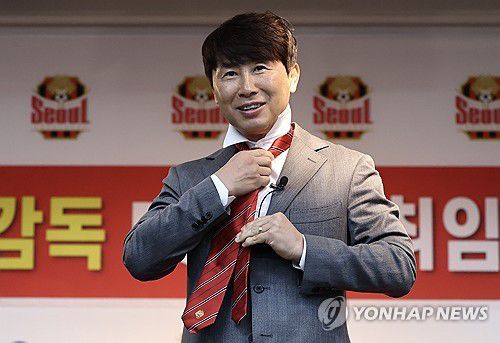 구단 넥타이 착용하는 김기동 감독(서울=연합뉴스) 윤동진 기자 = FC서울 김기동 감독이 3일 오전 서울월드컵경기장에서 열린 취임 기자회견에서 구단 넥타이를 착용하고 있다. 2024.1.3 mon@yna.co.kr