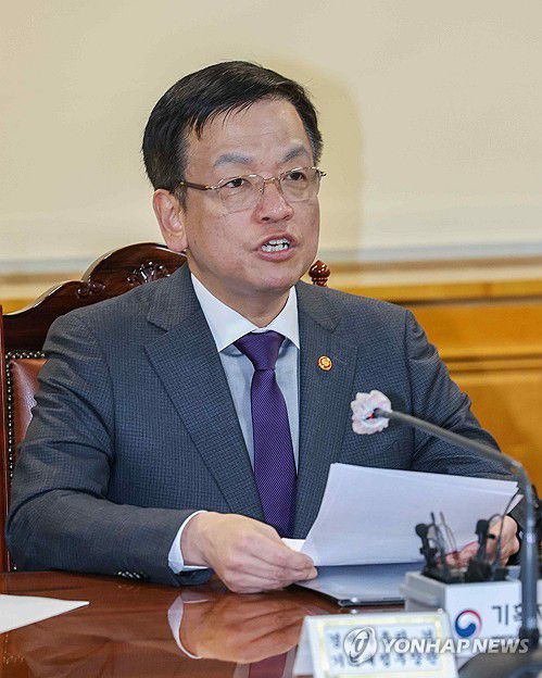 모두발언하는 최상목 부총리(서울=연합뉴스) 서대연 기자 = 최상목 경제부총리 겸 기획재정부 장관이 1일 오전 서울 중구 은행연합회에서 열린 비상거시경제금융회의에서 모두발언을 하고 있다. 2024.2.1 dwise@yna.co.kr