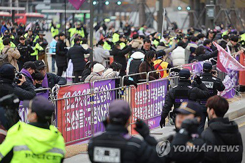 "진상을 규명하라!"(서울=연합뉴스) 박동주 기자 = 10·29 이태원 참사 유가족협의회·시민대책회의 관계자들이 3일 오후 '국민의힘·윤석열 정권 심판 대행진'을 열고 행진한 뒤 정부서울청사 인근 펜스에 현수막을 설치하고 있다. 2024.2.3 pdj6635@yna.co.kr