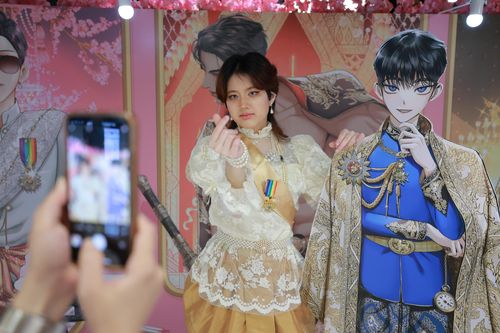 태국 라인웹툰 '아임 더 모스트 뷰티풀 카운트' 속 주인공처럼 입은 웹툰 팬[네이버웹툰 제공. 재판매 및 DB 금지]