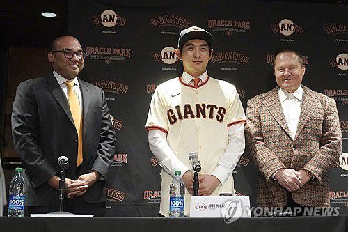 파르한 자이디 샌프란시스코 사장(왼쪽부터), 이정후, 보라스[AP=연합뉴스]