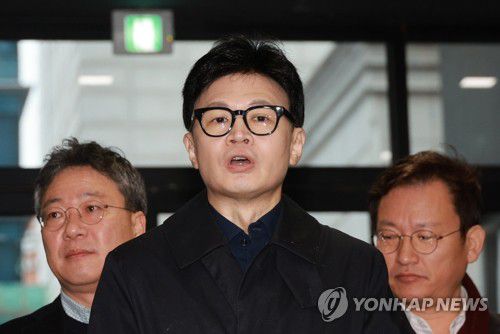 취재진 질문에 답하는 한동훈 비대위원장(서울=연합뉴스) 한종찬 기자= 국민의힘 한동훈 비상대책위원장이 5일 오전 서울 여의도 국민의힘 당사로 출근하며 취재진 질문에 답하고 있다 2024.2.5 saba@yna.co.kr