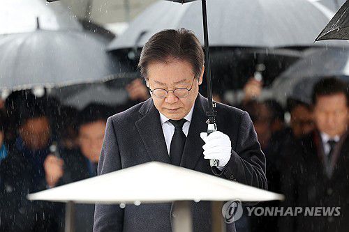 중대 발표 직전 5·18 묘지 참배(광주=연합뉴스) 천정인 기자 = 더불어민주당 이재명 대표가 5일 오전 광주 북구 국립 5·18 민주묘지를 참배하고 있다. 이 대표는 참배 직후 긴급 기자회견을 열고 비례대표 배분 방식을 준연동형으로 유지하겠다고 밝혔다. 2024.2.5 iny@yna.co.kr