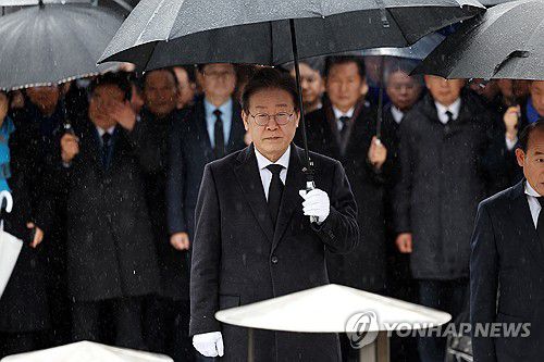 중대 발표 직전 5·18 묘지 참배(광주=연합뉴스) 천정인 기자 = 더불어민주당 이재명 대표가 5일 오전 광주 북구 국립 5·18 민주묘지를 참배하고 있다. 이 대표는 참배 직후 긴급 기자회견을 열고 비례대표 배분 방식을 준연동형으로 유지하겠다고 밝혔다. 2024.2.5 iny@yna.co.kr