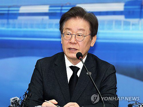 발언하는 이재명 대표(광주=연합뉴스) 조남수 기자 = 더불어민주당 이재명 대표가 5일 오전 광주 서구 김대중컨벤션센터에서 열린 현장 최고위원회의를 마치고 취재진의 질문에 답변하고 있다. 2024.2.5 iso64@yna.co.kr