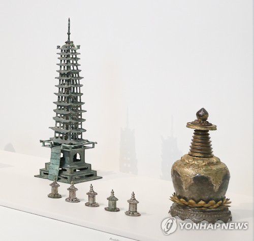 보스턴미술관이 소장한 '은제도금 라마탑형 사리구'지난해 4월 윤석열 대통령과 미국을 국빈 방문한 김건희 여사가 보스턴미술관을 찾았을 때 모습 [공동취재]