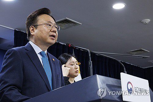 '의대 정원' 2025년부터 단계적 확대 방안 발표하는 복지부 장관(서울=연합뉴스) 황광모 기자