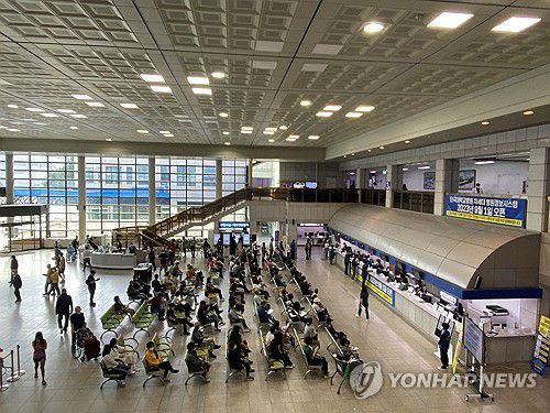 진료 예약 순서 기다리는 환자들(천안=연합뉴스) 정부는 내년 대학입시의 의대 입학 정원을 2천명 늘리기로 했다고 6일 밝혔다. 사진은 충남 천안 단국대병원 내부 모습. 2024.2.6 [단국대병원 제공. 재판매 및 DB 금지] yej@yna.co.kr