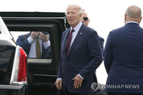 라스베이거스 도착한 바이든 대통령(라스베이거스 AP=연합뉴스) 조 바이든 미국 대통령이 4일(현지시간) 라스베이거스의 해리 리드 국제공항에 도착하고 있다. 바이든 대통령은 라스베이거스에서 열리는 캠페인 행사에 참석할 예정이다. 2024.02.05 passion@yna.co.kr