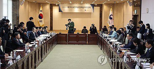 의대 정원 확대 결정할 보건 의료정책심의위 개회(서울=연합뉴스) 최재구 기자 = 조규홍 보건복지부 장관이 6일 오후 서울 종로구 정부서울청사에서 열린 2024년 제1차 보건 의료정책심의위원회에 참석해 발언하고 있다. 2024.2.6 jjaeck9@yna.co.kr