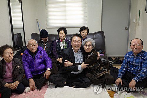 윤석열 대통령, 설 앞두고 미등록 경로당 방문(서울=연합뉴스) 진성철 기자 = 윤석열 대통령이 7일 서울 강북구의 한 미등록 경로당을 방문해 어르신들과 기념 촬영을 하고 있다.  2024.2.7  [대통령실 제공. 재판매 및 DB 금지] zjin@yna.co.kr