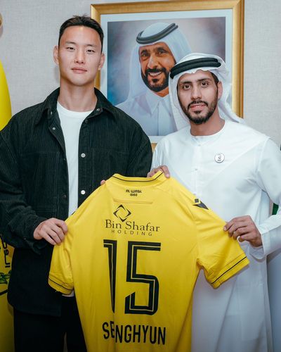 등번호 15번이 새겨진 유니폼을 들고 포즈를 취한 정승현[알와슬 SNS 캡처. 재판매 및 DB 금지]