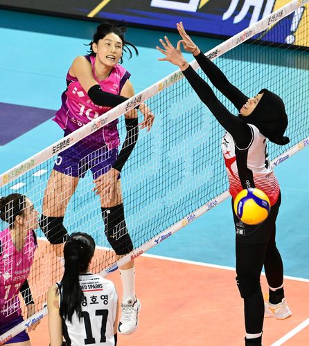 메가를 뚫은 김연경(서울=연합뉴스) 흥국생명 김연경(왼쪽)이 8일 인천 삼산월드체육관에서 열린 프로배구 여자부 정관장과의 홈 경기에서 메가의 블로킹을 뚫고 득점하고 있다. [한국배구연맹 제공. 재판매 및 DB금지]