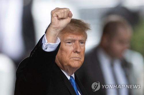 지지자들에 주먹 쥐어보이는 트럼프[로이터 연합뉴스 자료사진]