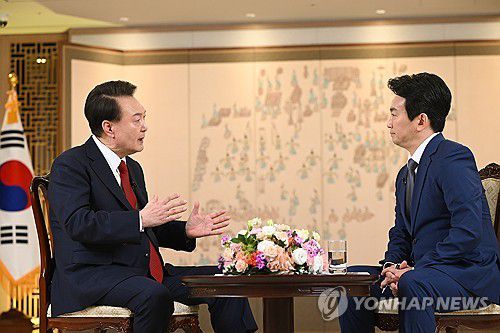 윤석열 대통령, 특별대담(서울=연합뉴스) 진성철 기자 = 윤석열 대통령이 지난 4일 서울 용산 대통령실 청사에서 KBS와 특별대담을 하고 있다. 2024.2.7  [대통령실 제공. 재판매 및 DB 금지] zjin@yna.co.kr