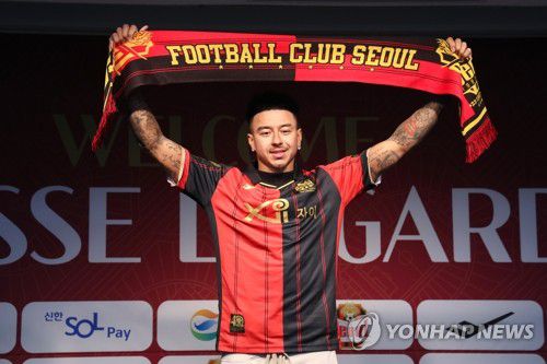 FC서울 입단한 린가드(서울=연합뉴스) 서명곤 기자 = 제시 린가드가 8일 오후 서울 마포구 서울월드컵경기장에서 열린 FC서울 공식 입단 기자회견에서 포즈를 취하고 있다. 2024.2.8 seephoto@yna.co.kr