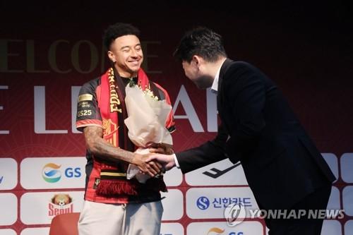 꽃다발 받은 제시 린가드(서울=연합뉴스) 서명곤 기자 = 제시 린가드가 8일 오후 서울 마포구 서울월드컵경기장에서 열린 FC서울 공식 입단 기자회견에서 관계자로부터 꽃다발을 받고 있다. 2024.2.8 seephoto@yna.co.kr