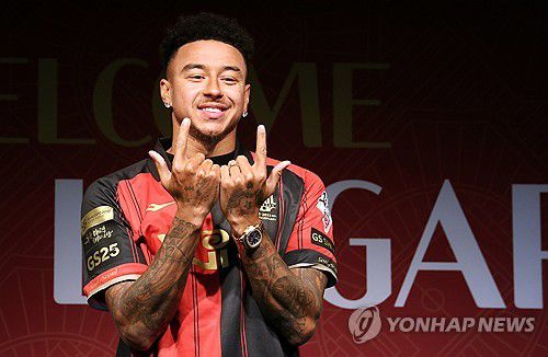 FC서울 입단한 제시 린가드(서울=연합뉴스) 서명곤 기자 = 제시 린가드가 8일 오후 서울 마포구 서울월드컵경기장에서 열린 FC서울 공식 입단 기자회견에서 포즈를 취하고 있다. 2024.2.8 seephoto@yna.co.kr