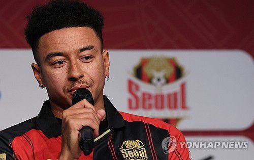 린가드 입단 소감(서울=연합뉴스) 서명곤 기자 = 제시 린가드가 8일 오후 서울 마포구 서울월드컵경기장에서 열린 FC서울 공식 입단 기자회견에서 입단 소감을 밝히고 있다. 2024.2.8 seephoto@yna.co.kr