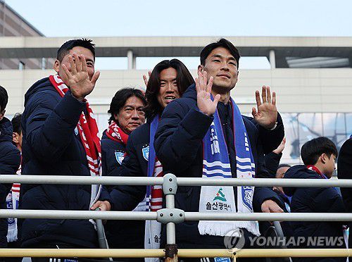 카퍼레이드서 손 흔드는 울산 HD 선수들(울산=연합뉴스) 김용태 기자 = 8일 오후 울산시 남구 일대에서 프로축구 K리그1 2연패를 달성한 울산 HD(옛 울산 현대)의 카퍼레이드가 열린 가운데 홍명보 감독과 주장 김기희 등이 팬들에게 손을 흔들고 있다. 2024.2.8 yongtae@yna.co.kr