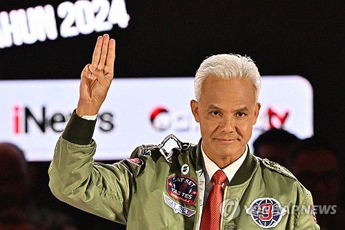 간자르 프라노워인도네시아 대통령 후보인 간자르 프라노워가 자신의 기호를 뜻하는 손가락 3개를 펴들고 있다.  [AFP 연합뉴스 자료사진. 재판매 및 DB 금지]