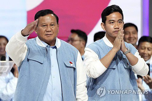 프라보워·기브란 후보인도네시아 대선에서 지지율 1위를 달리고 있는 프라보워 수비안토(왼쪽) 대통령 후보와 조코위 대통령의 장남인 기브란 라카부밍 라카 부통령 후보. [AP 연합뉴스 자료사진. 재판매 및 DB 금지]
