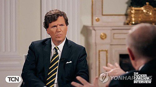미국 TV 진행자 터커 칼슨이 6일 러시아 모스크바에서 블라디미르 푸틴 러시아 대통령과 인터뷰하고 있다. 이 사진은 한국시간 9일 공개된 영상 이미지다.  [Courtesy of Tucker Carlson Network/Handout via REUTERS. 재판매 및 DB 금지]