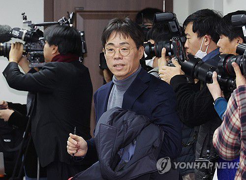 회의 참석한 김경율(서울=연합뉴스) 신준희 기자 = 국민의힘 김경율 비대위원이 25일 여의도 당사에서 열린 비대위 회의에 입장하고 있다. 2024.1.25 hama@yna.co.kr