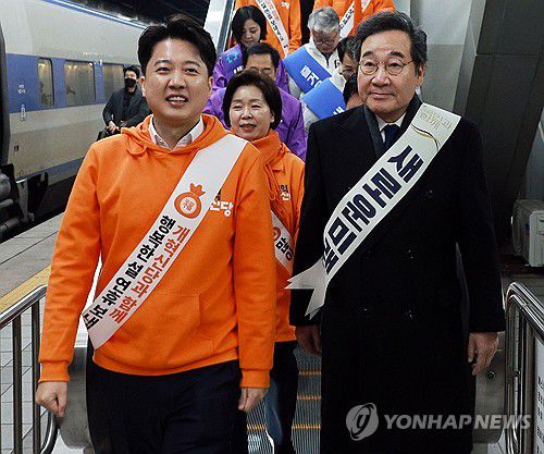 함께 걷는 이낙연-이준석(서울=연합뉴스) 한종찬 기자 = 새로운미래 이낙연 공동대표와 개혁신당 이준석 대표가 9일 오전 서울 용산역에서 설 귀성인사를 하기 위해 이동하고 있다. 2024.2.9 saba@yna.co.kr