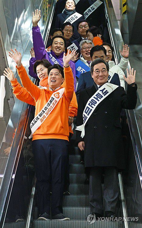 설 귀성인사 함께 나선 '제3지대'(서울=연합뉴스) 한종찬 기자 = 새로운미래 이낙연 공동대표, 개혁신당 이준석 대표, 원칙과상식 조응천 의원, 새로운선택 금태섭 공동대표 등이 9일 오전 서울 용산역에서 설 귀성인사를 하고 있다. 2024.2.9 saba@yna.co.kr