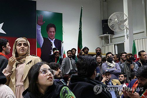 TV 스크린 통해 투표결과 지켜보는 PTI 자원봉자자들[로이터 연합뉴스 자료사진. 재판매 및 DB 금지]