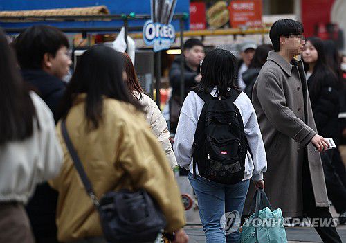 가벼운 옷차림한 시민들[연합뉴스 자료 사진]