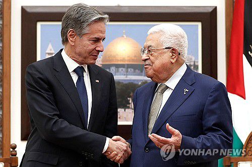 요르단강 서안에서 미국 국무장관과 만난 아바스 수반(오른쪽) [AFP=연합뉴스]